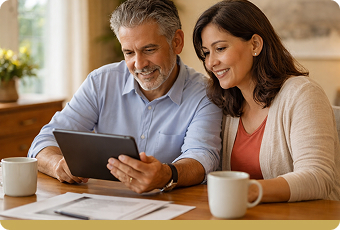 Pareja viendo una tablet y planeando su futuro.
